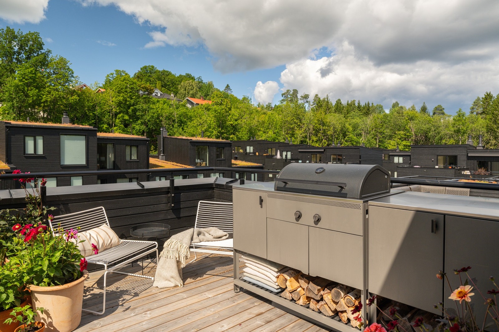 Takterrassen har trykkimpregnert terrassebord på gulv og elektrisk styrt solmarkise. Galleribilde