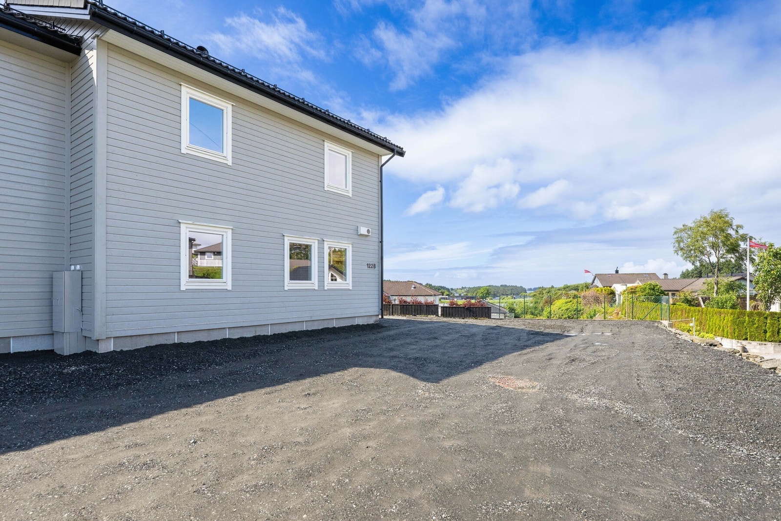 Det er svært gode parkeringsmuligheter. Det er også montert elbillader. Galleribilde