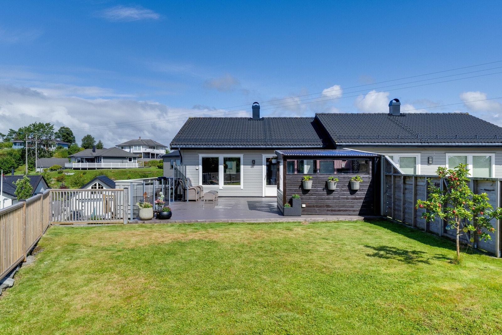 Man får et stor uteområde med gode solforhold og nyere utestue som gir fine rammer for både rolige dager og hyggelige sammenkomster. Galleribilde