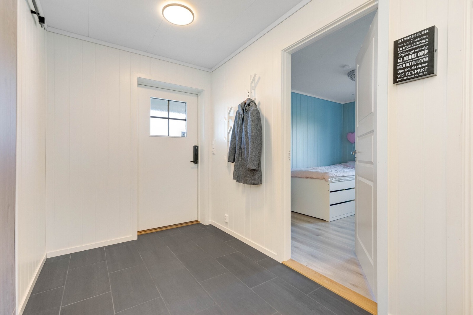Velkommen inn! Boligen har inngang i første etasje til en romslig hall med trapp på ca. 14,7 kvm. Her er det god plass til oppheng av yttertøy og oppbevaring av sko. Hallen har laminatgulv og elektriske varmekabler for ekstra komfort. Galleribilde