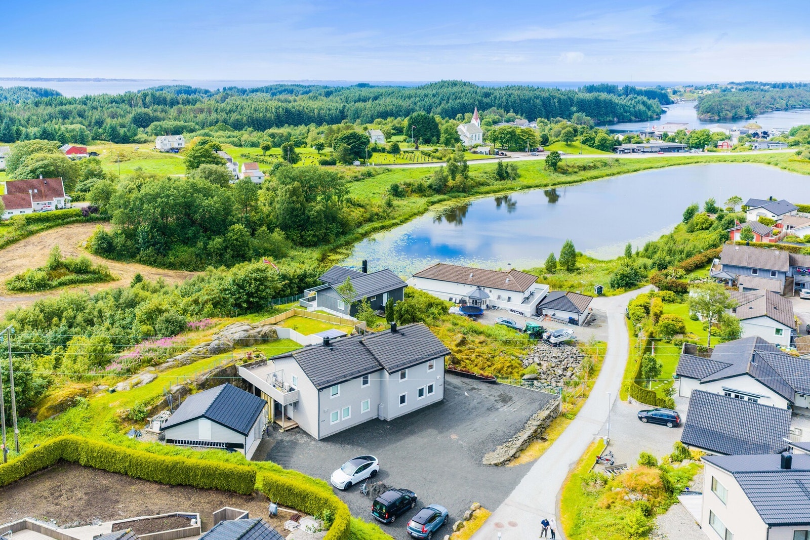 Eiendommen har en attraktiv og barnevennlig beliggenhet i Bøvågen. Galleribilde