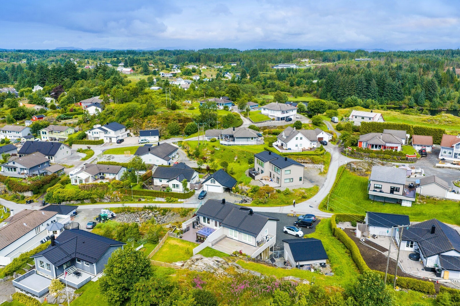 Her bor du landlig og fredelig i et rolig og veletablert boligområde, omgitt av vakker natur og med gode solforhold. Galleribilde