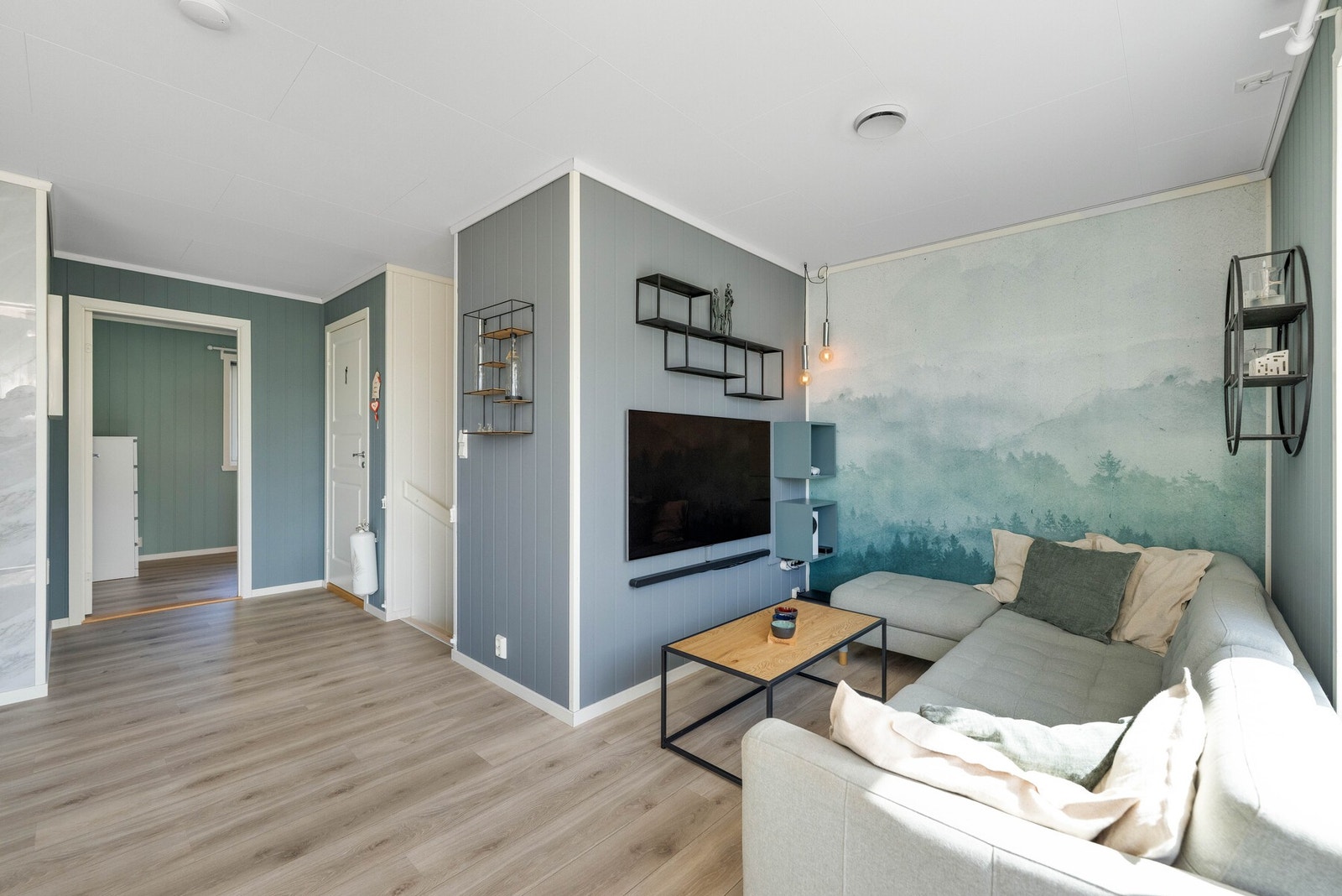 Den åpne løsningen gir god plass til både sofagruppe og spisebord. Galleribilde