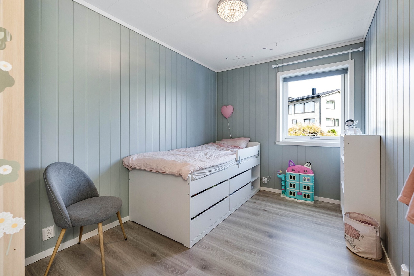 Rommene gir fleksible innredningsmuligheter og kan benyttes som barnerom, gjesterom eller hjemmekontor etter behov. Galleribilde