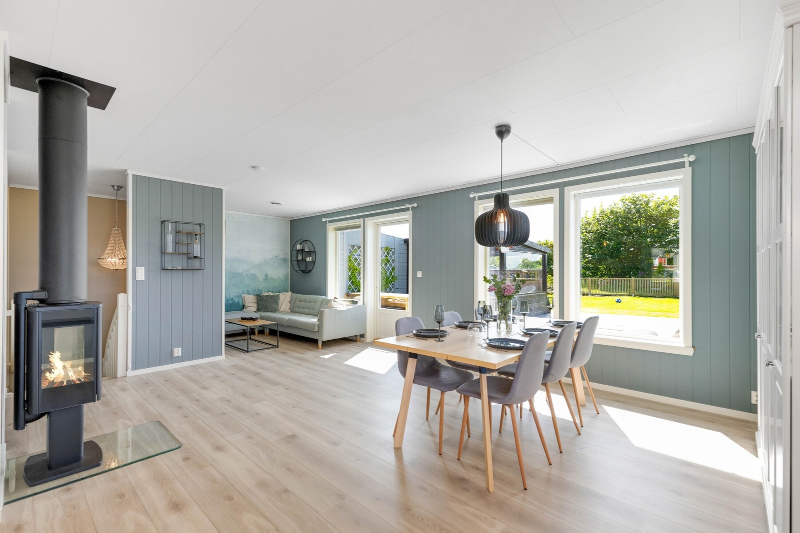 Boligen har gjennomgående laminatgulv, balansert ventilasjon, varmepumpe og vedovn. Galleribilde