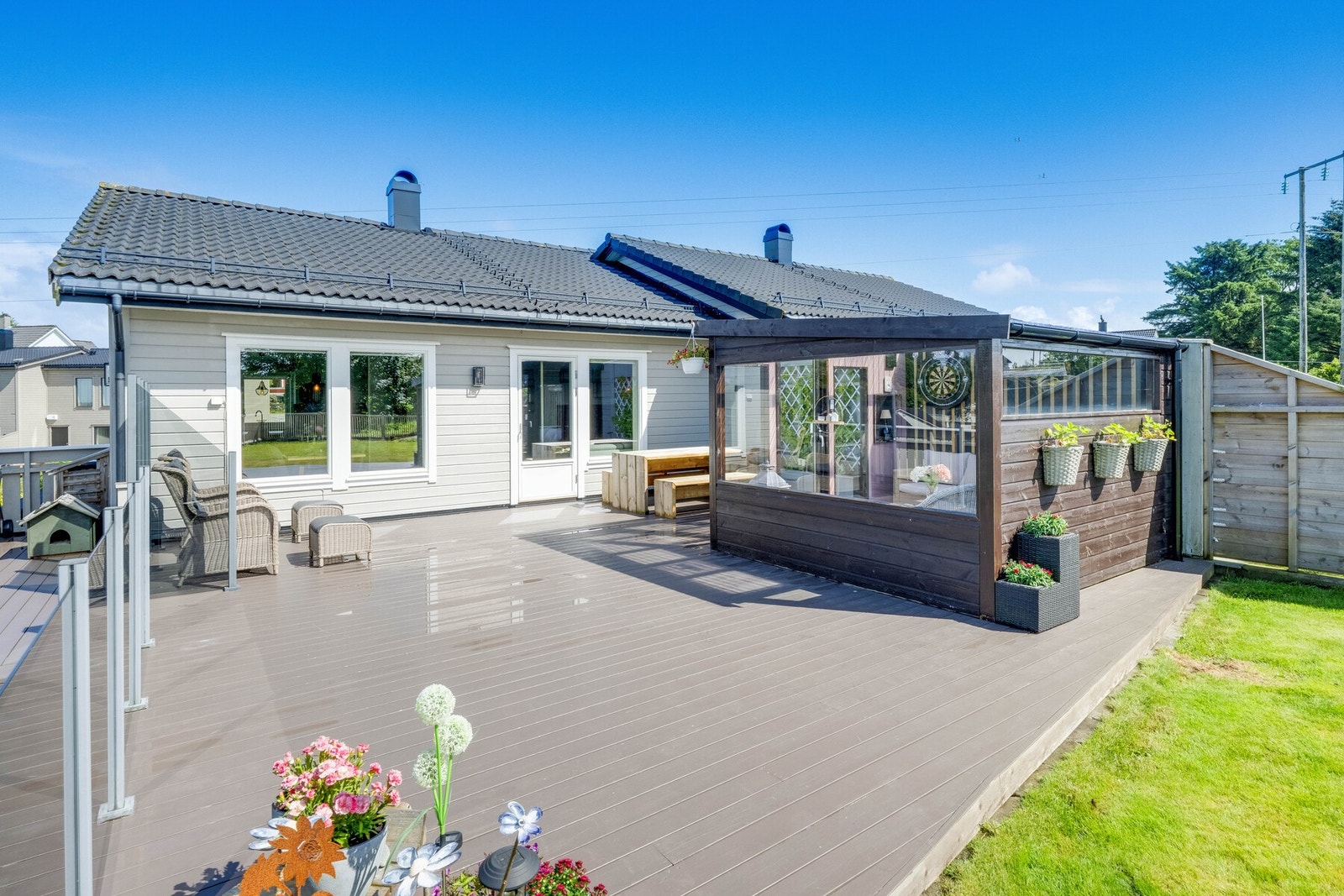 Selger opplyser om svært gode solforhold i sommerstid, med sol fra ca. kl. 10.00 til 23.00. Galleribilde