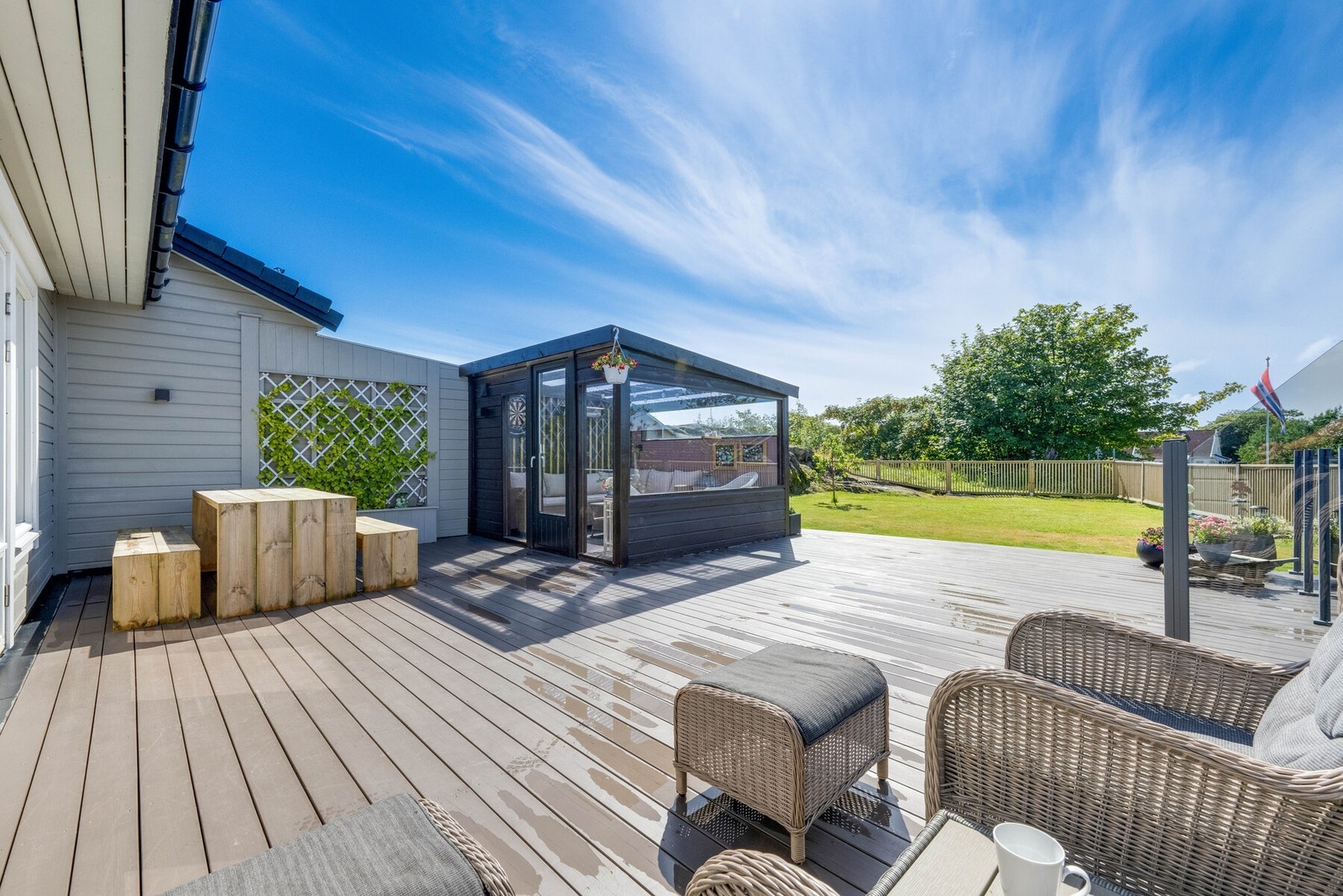 Fra stuen er det direkte utgang til en stor terrasse med god plass til flere møbleringssoner, grill og beplantning. Galleribilde