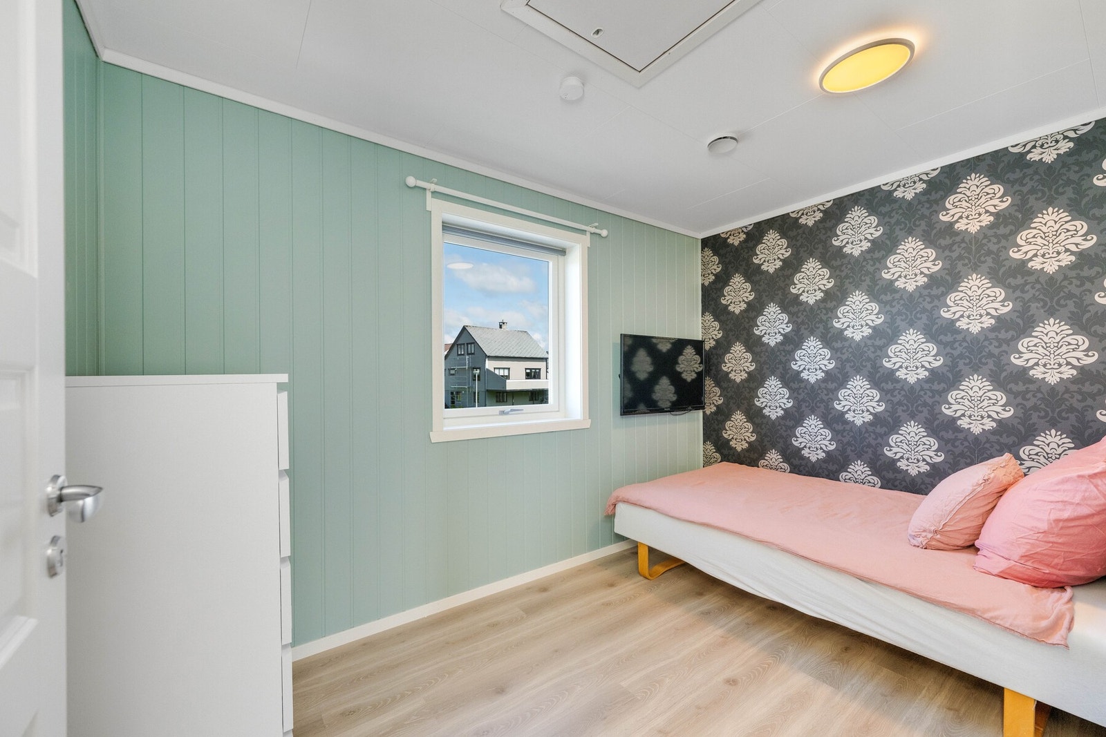 I denne etasjen ligger også et soverom på ca. 7,9 kvm, med plass til seng og oppbevaringsmøbler. Vinduet sørger for godt med naturlig lys. Galleribilde