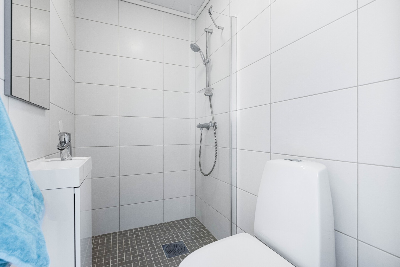 Badet i 2. etasje måler ca. 2,3 kvm og er helfliset med elektriske varmekabler i gulvet. Galleribilde