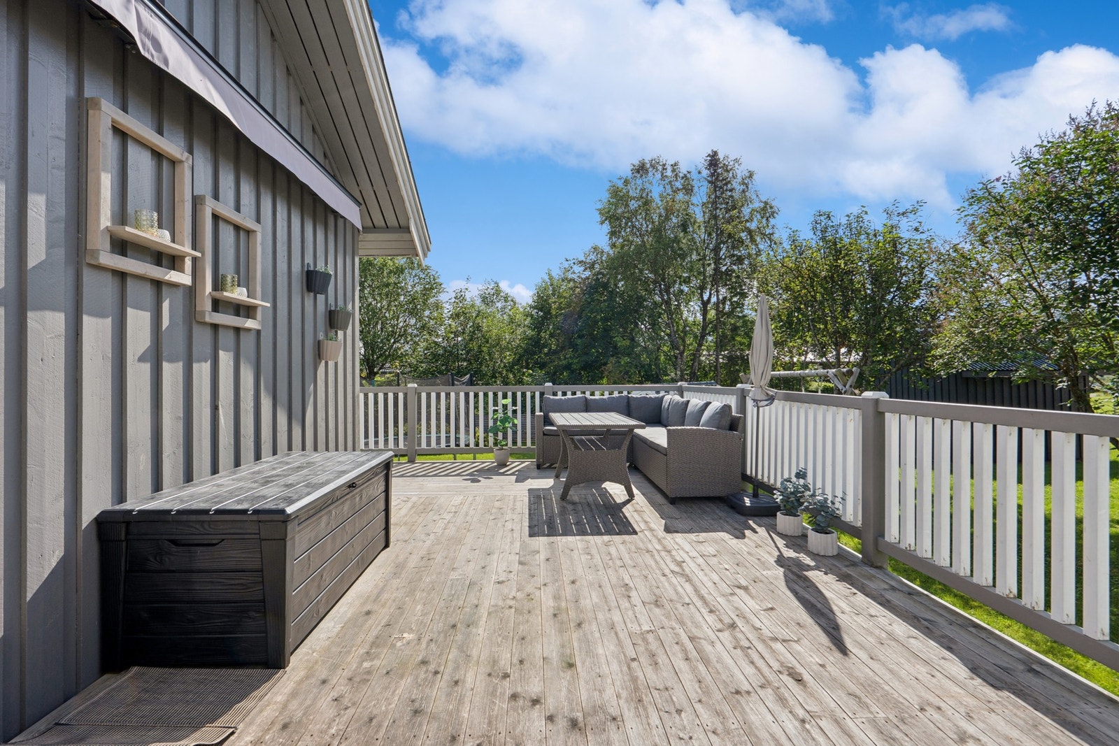 Fra stuen er det utgang til en romslig terrasse på ca. 45 m², med god plass til utemøbler Galleribilde