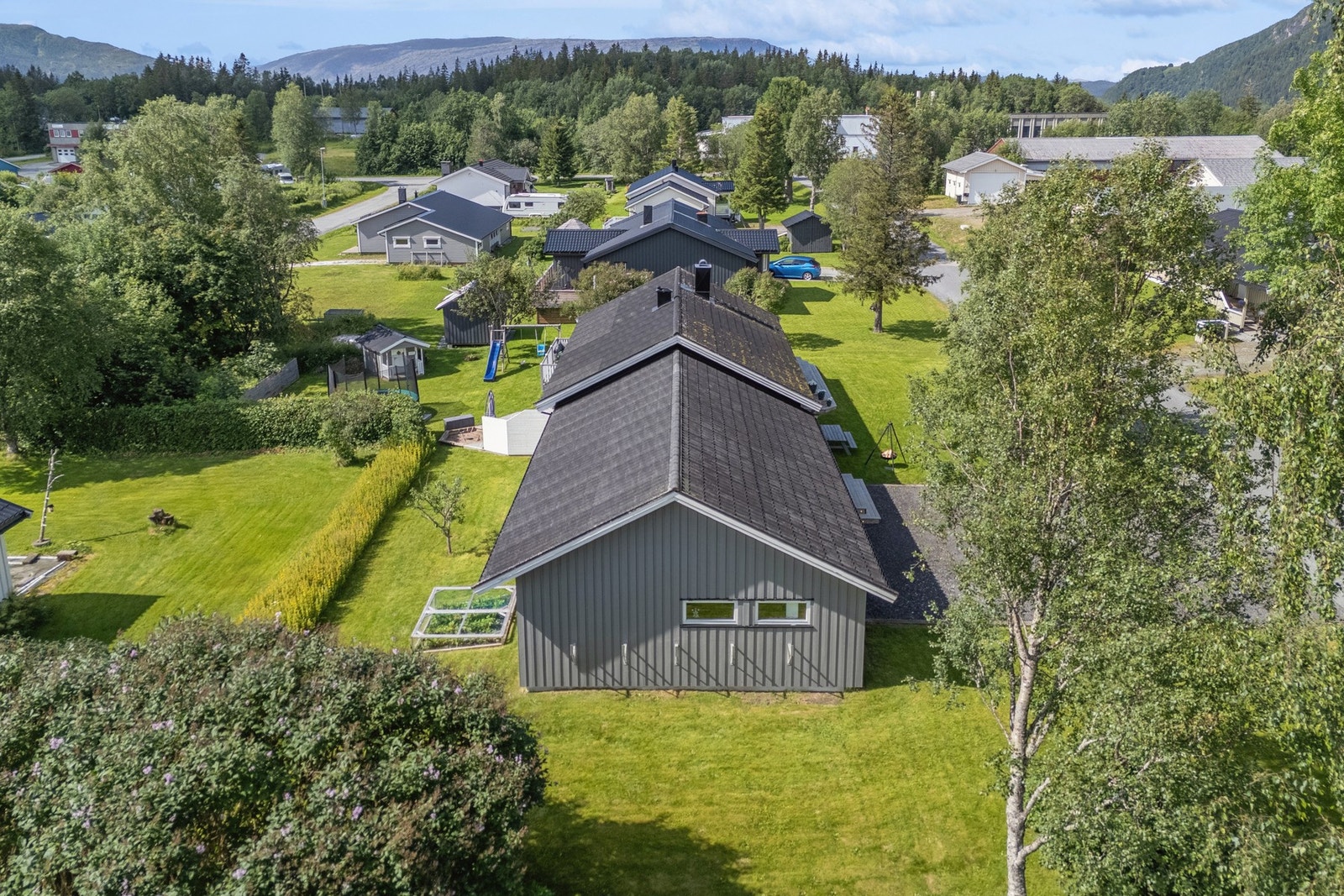 Kort vei til Hemnesberget flerbrukshall og Hemnes stadion, kun 5-7 minutters gange unna Galleribilde