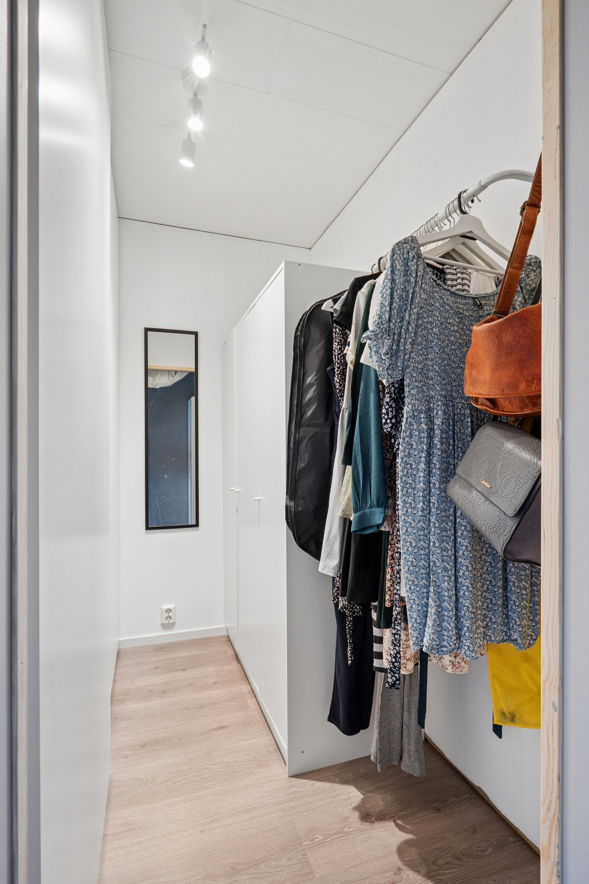 Praktisk walk-in closet på hovedsoverommet Galleribilde
