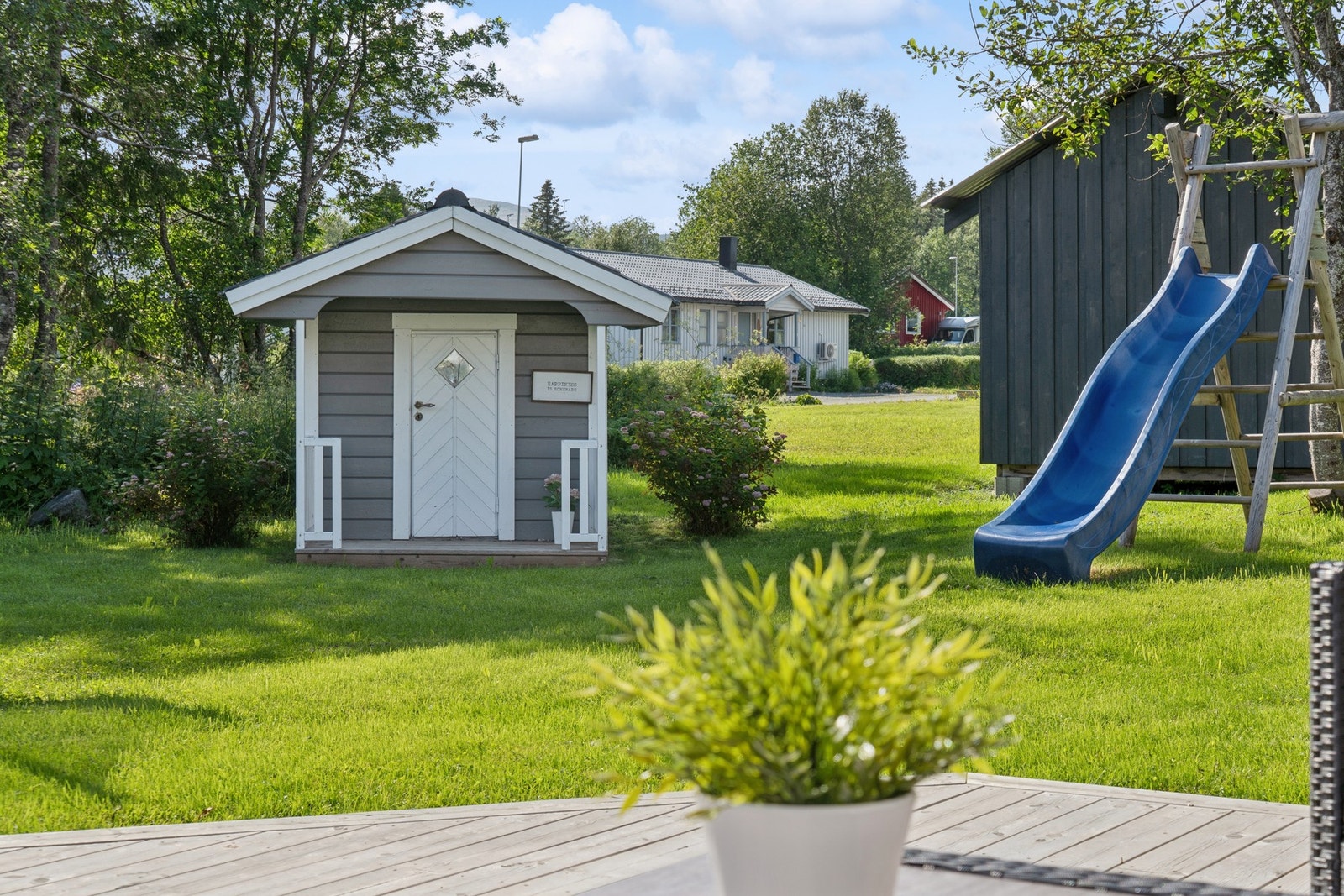 Stor og barnevennlig hage med god plass til lek og aktiviteter Galleribilde
