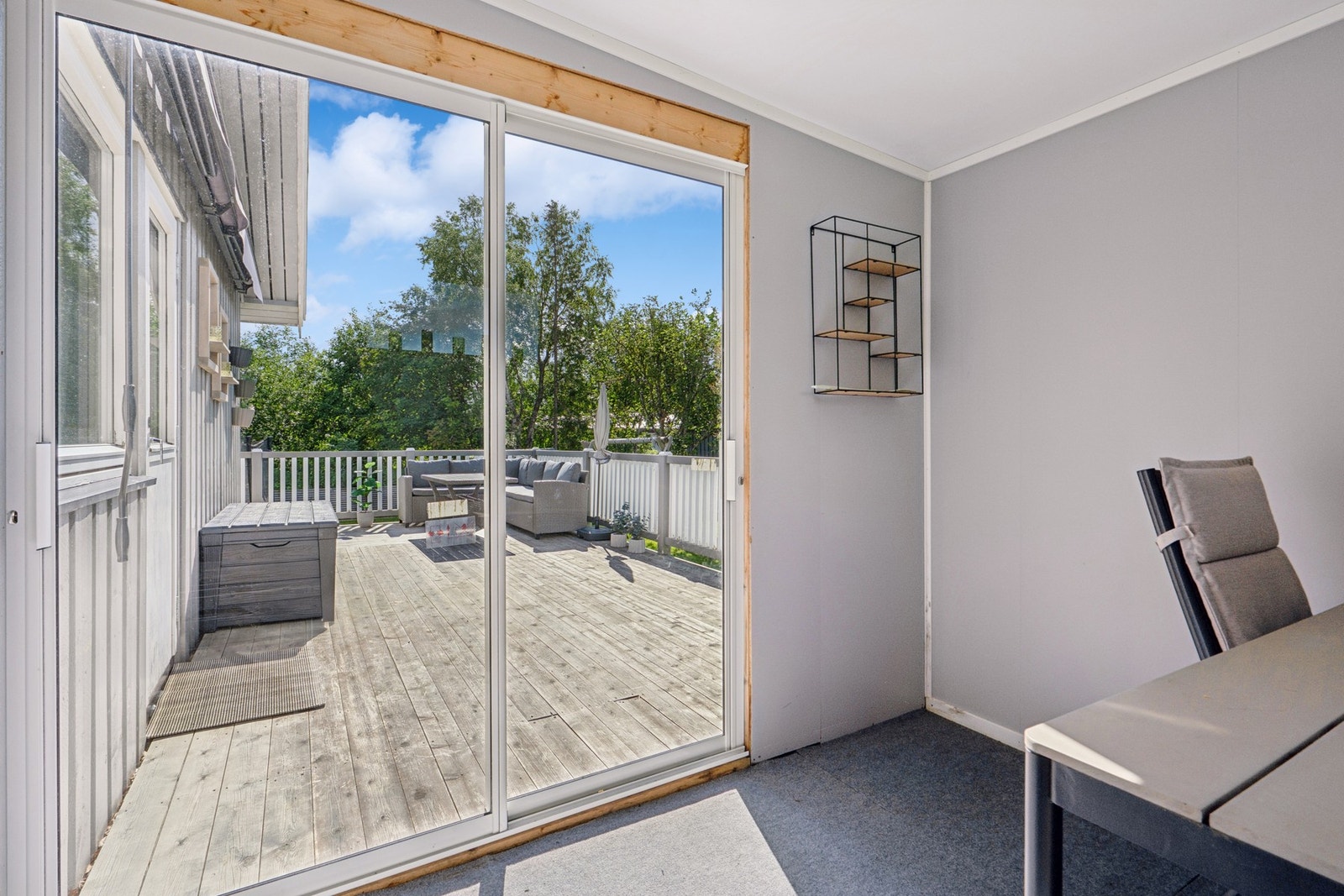 Innglasset hagestue på ca. 6 m² med utgang til terrassen Galleribilde
