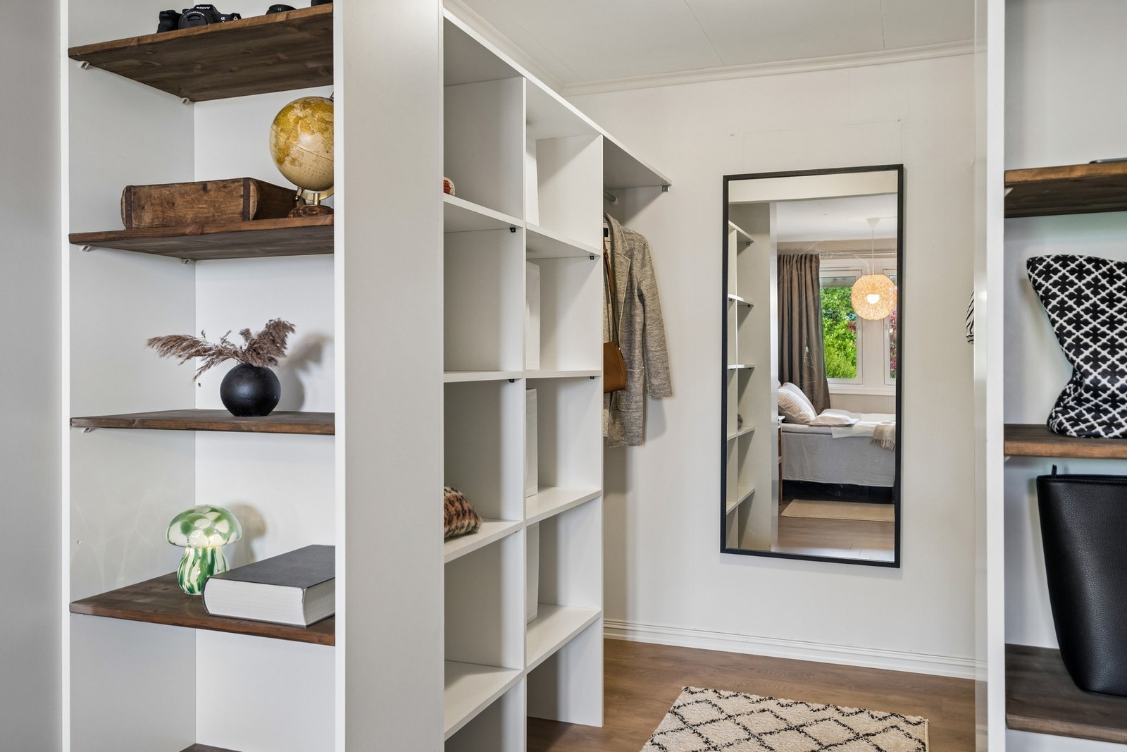 Praktisk walk-in closet inne på hovedsoverommet. Galleribilde