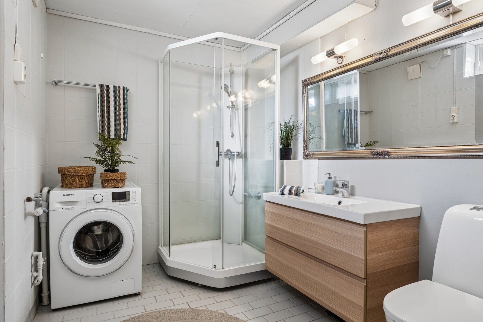 Flislagt Baderom på 6m². Det ble satt inn nytt WC i 2026 og har nyere baderomsinnredning. Galleribilde