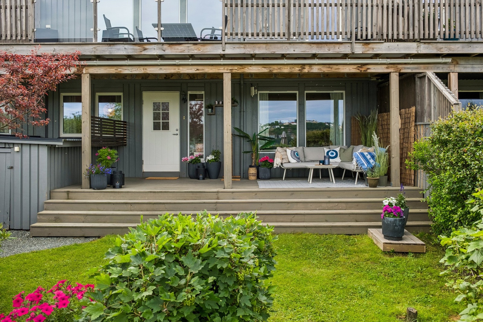 Lun og takoverbygd terrasse. Galleribilde