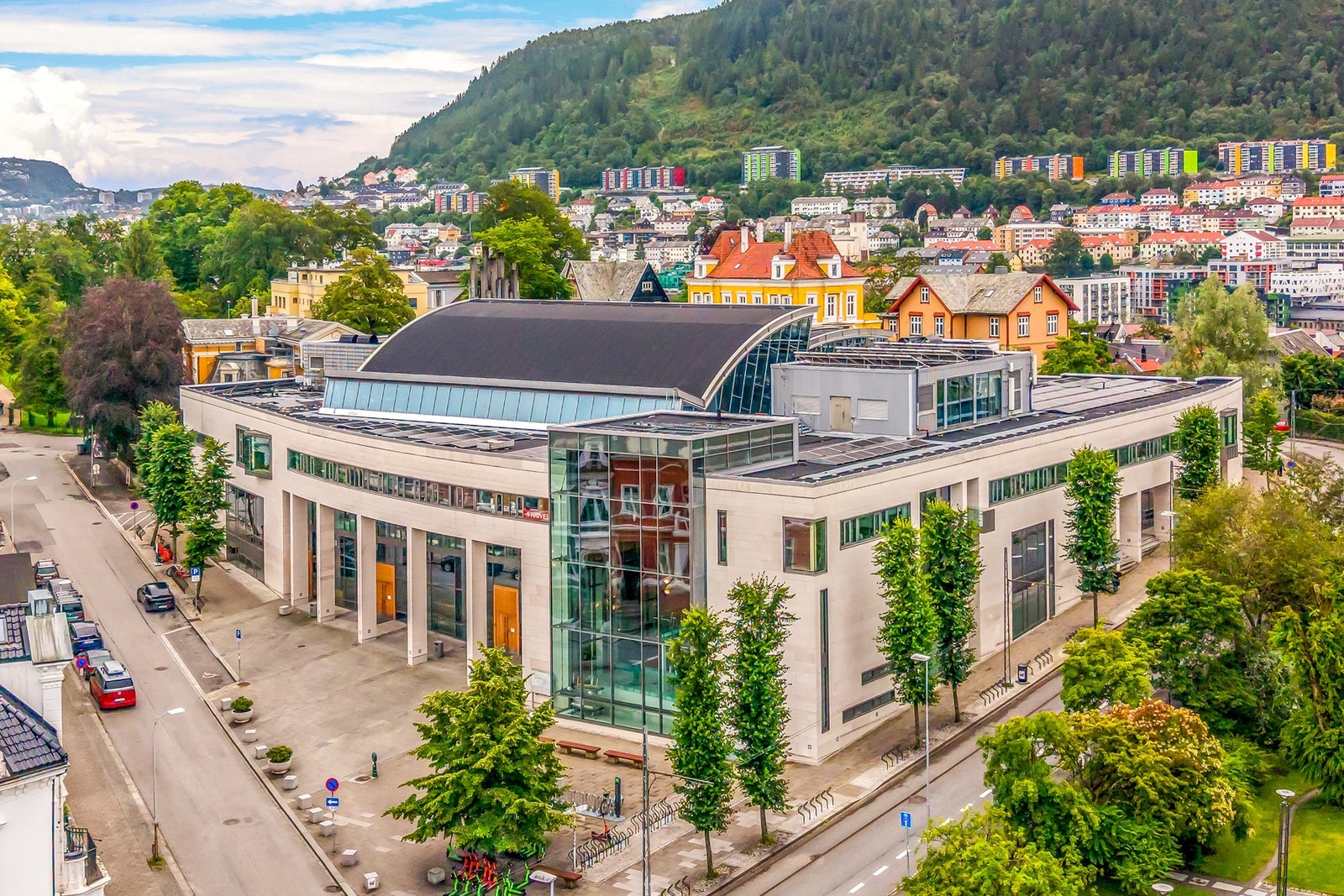 Her får man bo i et rolig område, samtidig som man er tett på byens fasiliteter. Her er studentsenteret avbildet Galleribilde