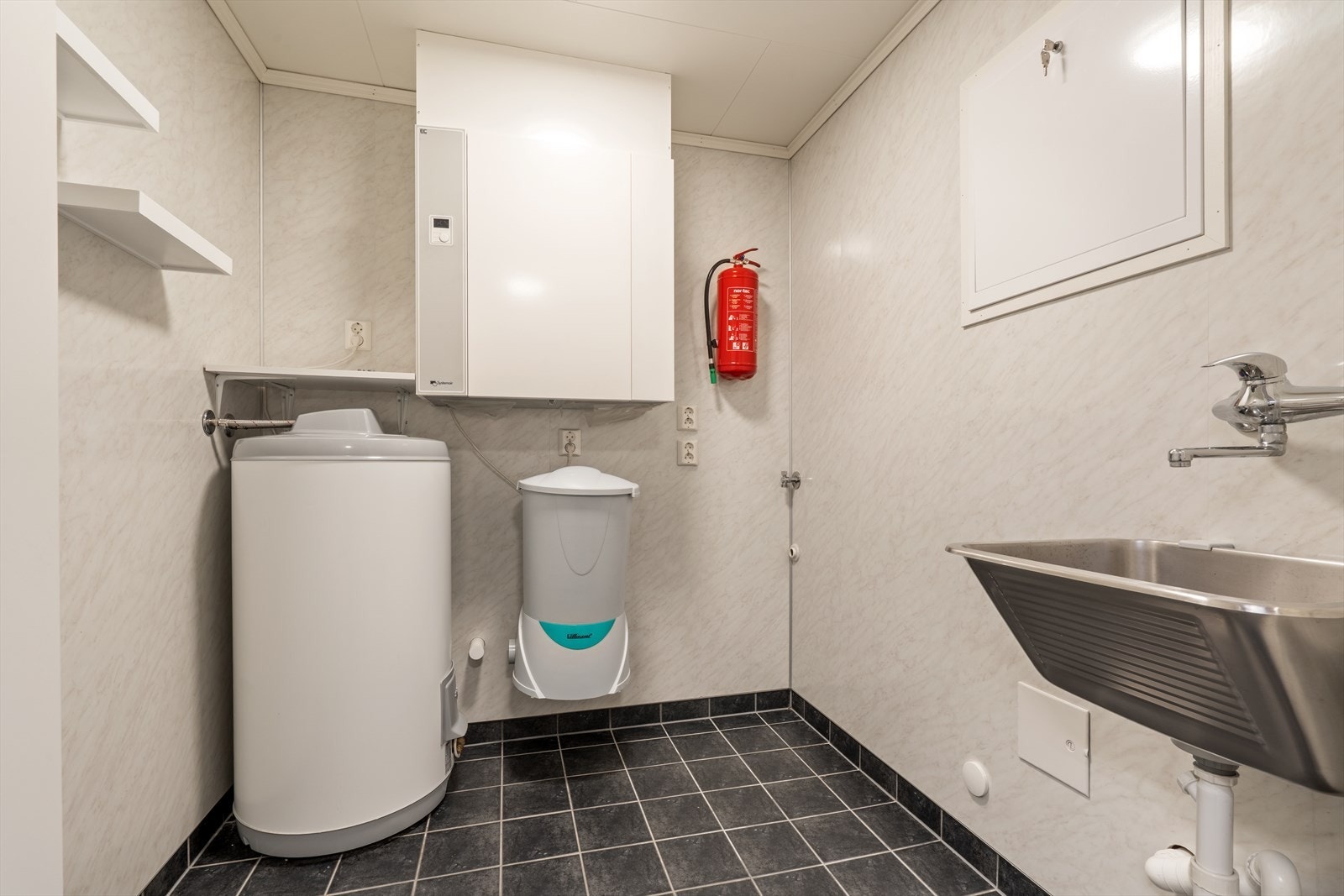 Egen vaskeromsdel med utslagsvask og opplegg for vaskemaskin. Galleribilde