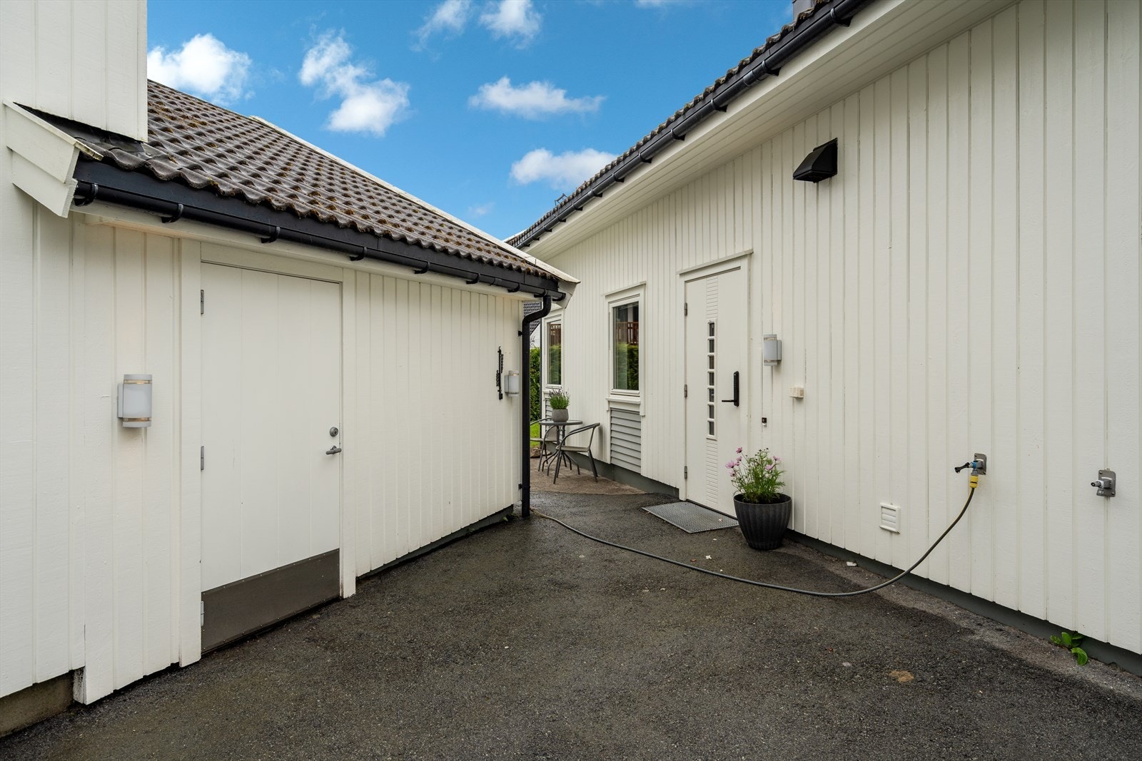 Til eiendommen hører en separat, utvendig bod på 5 m² for ekstra lagring. Galleribilde