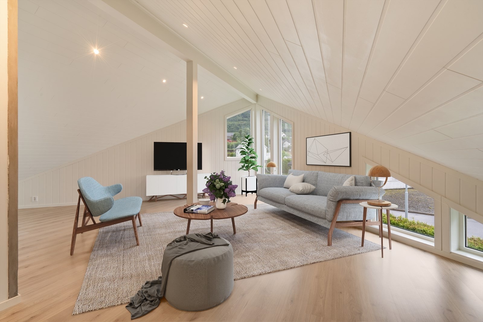 Romslig og lys loftstue med store vindusflater og laminatgulv. Digitalt møblert. Galleribilde