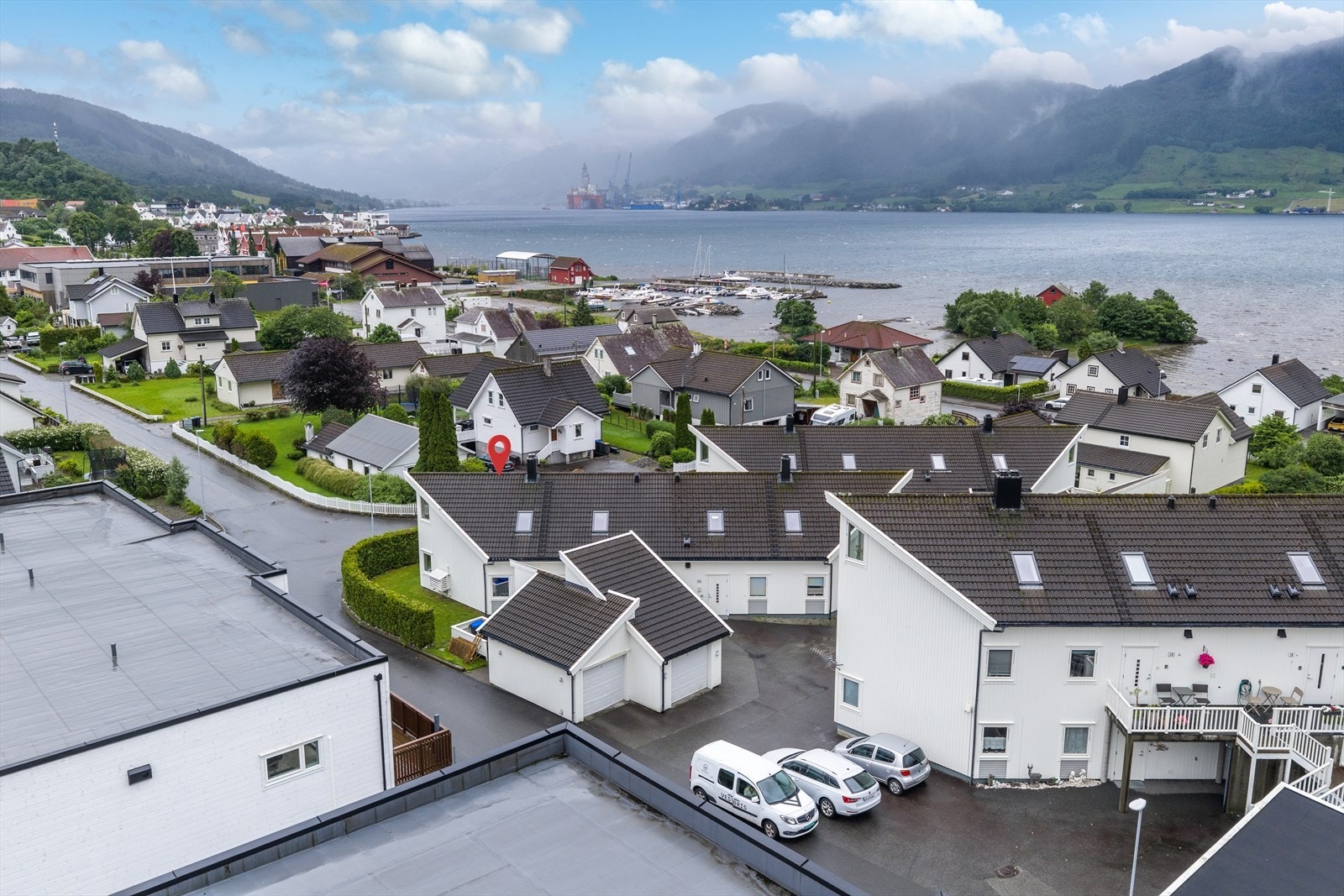 Innholdsrik halvpart av tomannsbolig over to plan, med loftsetasje innredet i 2026. Galleribilde