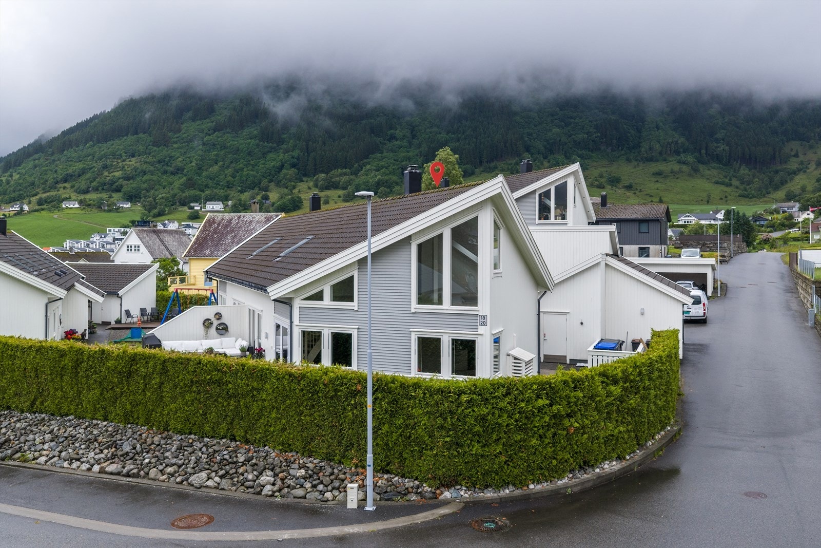 Eiendommen ligger i et barnevennlig og etablert boligområde i Ølen. Galleribilde