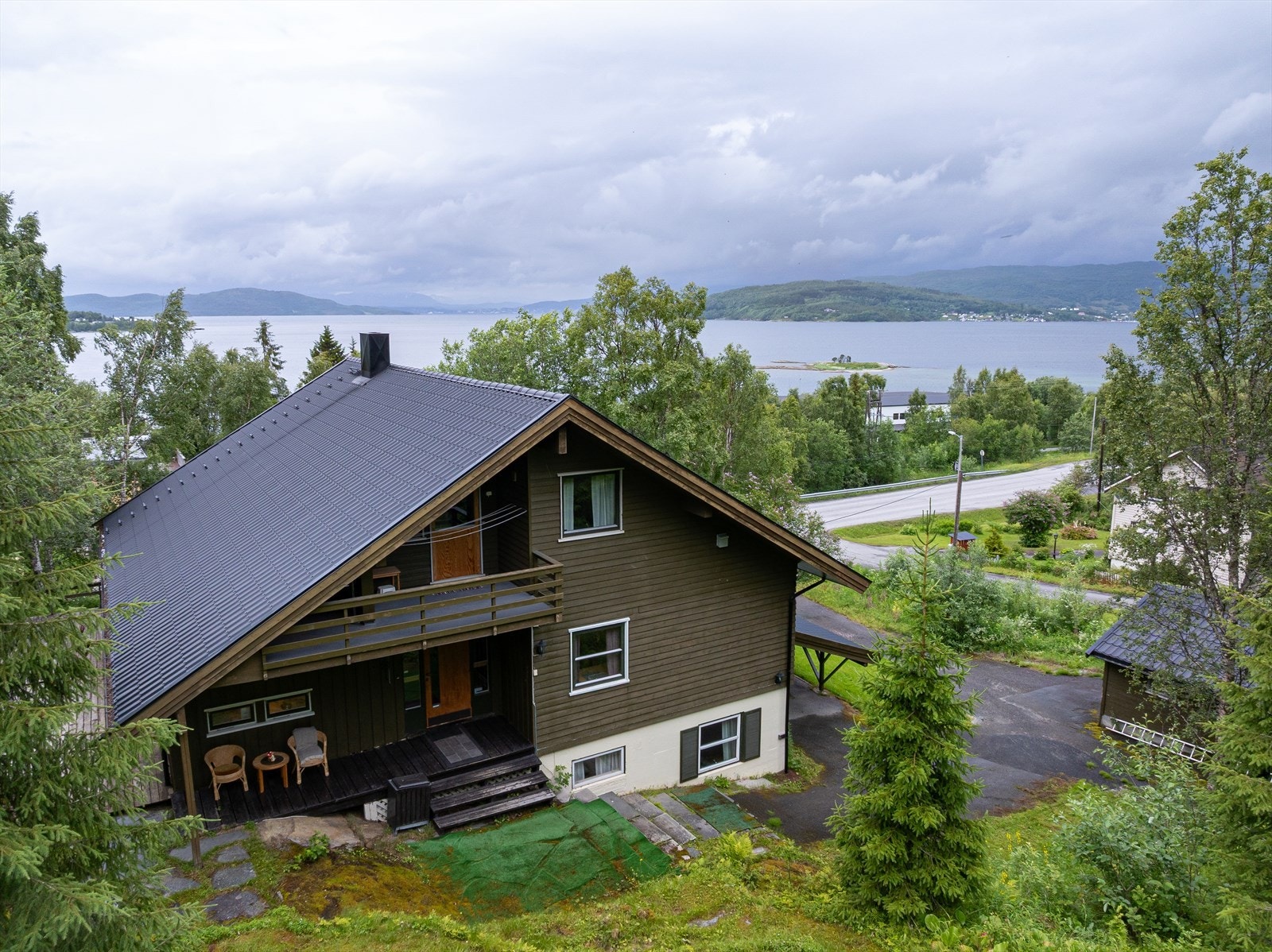 Aktiv Finnsnes presenterer Nedre Bakkejord 80! Innholdsrik familiebolig i Sørreisa med tre bad, tre stuer og flere soverom - garasje og opparbeidet uteområde. Foto: Steffen Fossbakk. Galleribilde