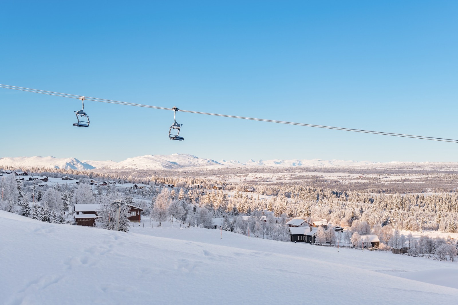 Fra skiheisen har man utsikt mot Hemsedalsfjella og Jotunheimen Galleribilde