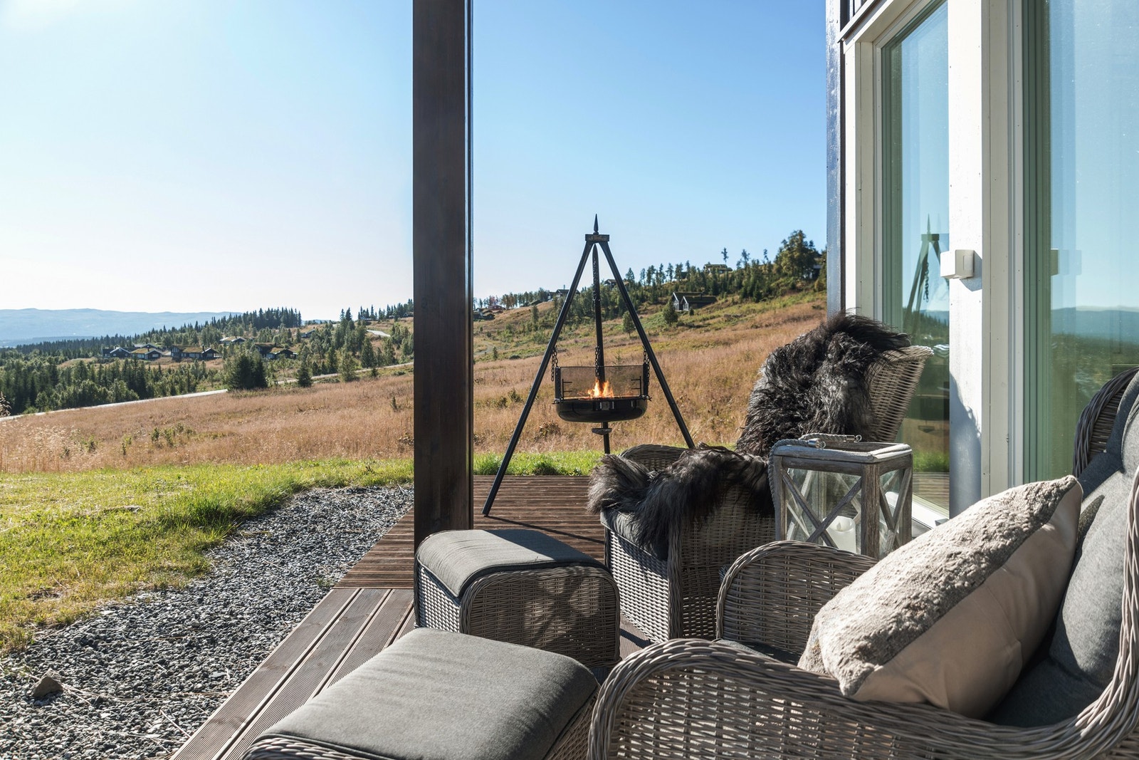Det er terrasse med verandadør fra spisestuen, deler av terrassen er overbygd. Galleribilde