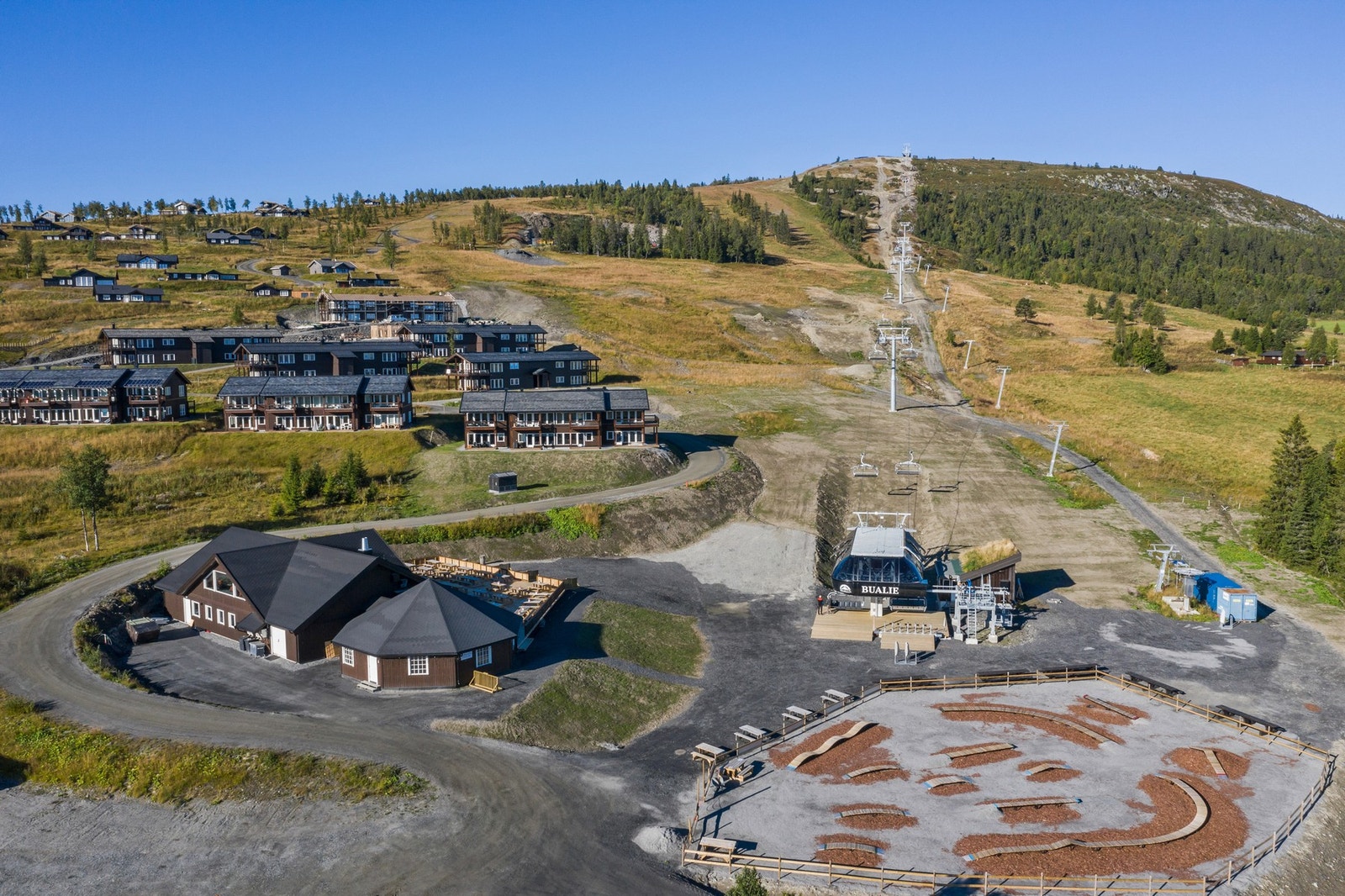 Velkommen til Bualie Fjellandsby!
Her ser man sykkelparken som er etablert nederst i skibakken. Foto: Terje Bjørnsen Galleribilde