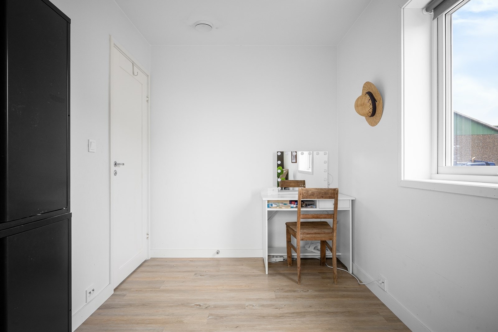 Et av rommene i andre etasje, som i dag benyttes som kontor/sminkerom. Galleribilde