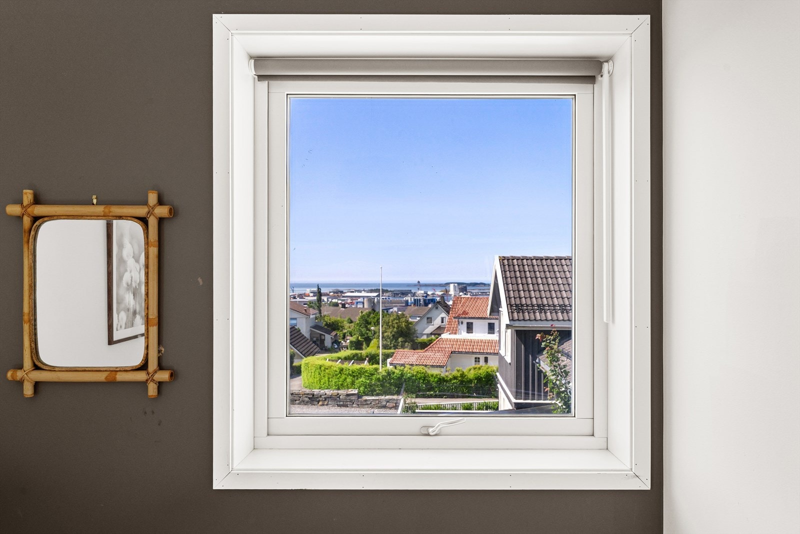 Fra boligen er det utsikt over nærområdet og mot Tananger. Galleribilde