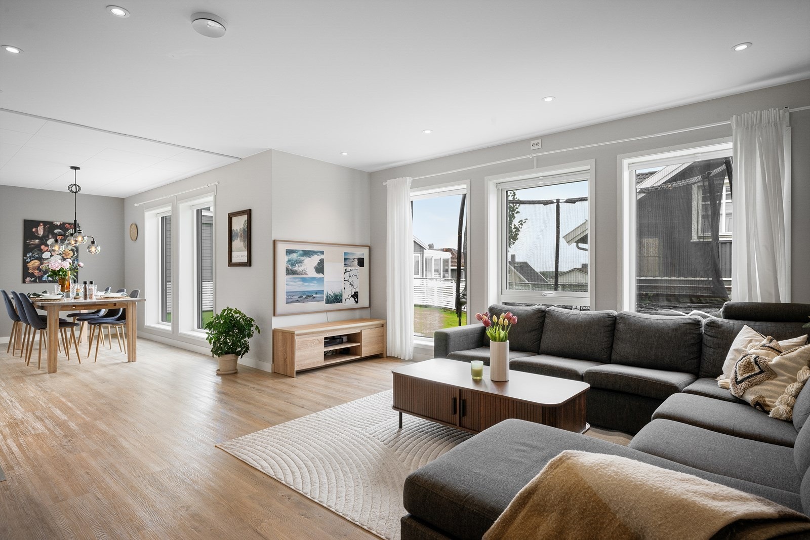 Stuen har god plass til en stor sofagruppe og har utgang til hagen. Galleribilde