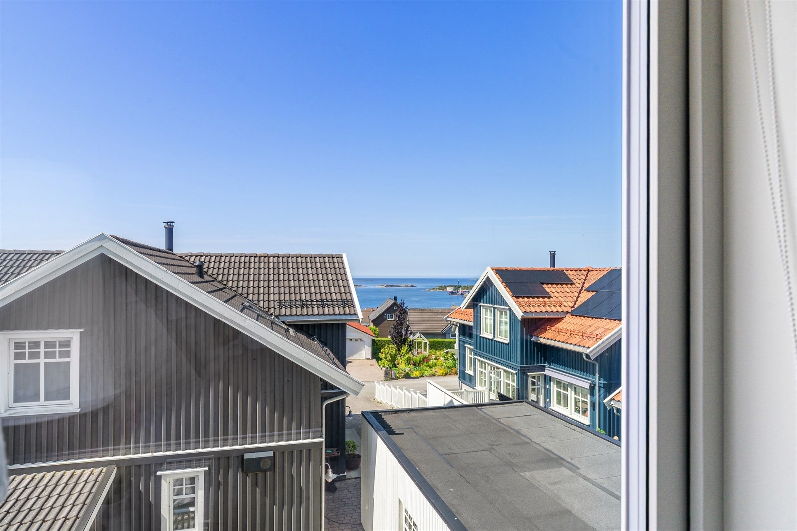 Utsikt mot sjøen fra et av vinduene i andre etasje. Galleribilde