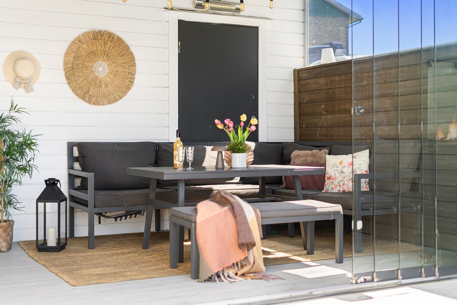 Uteplassen har en overbygget del med levegger i glass. Galleribilde