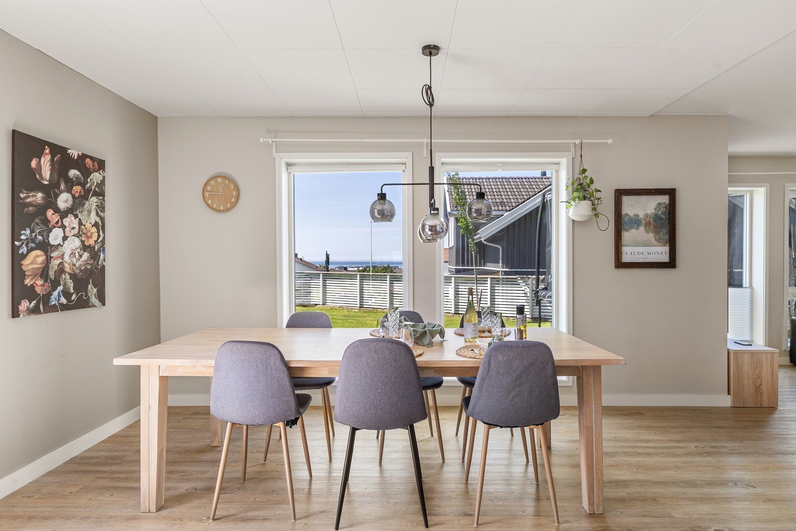 Fra spiseplassen kan man nyte utsikten mot hagen og nærområdet. Galleribilde