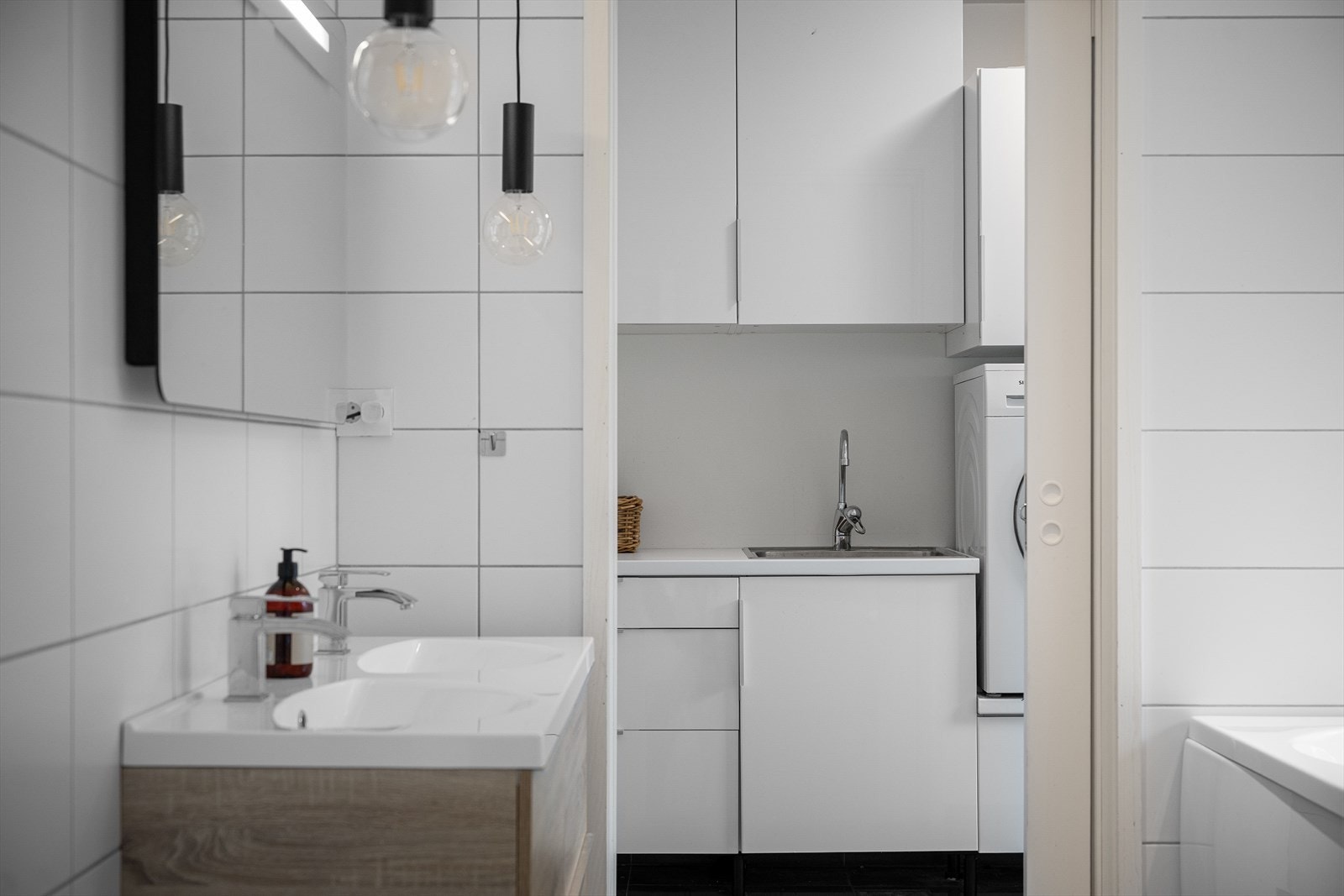 Fra badet er det direkte adkomst til et separat vaskerom. Galleribilde
