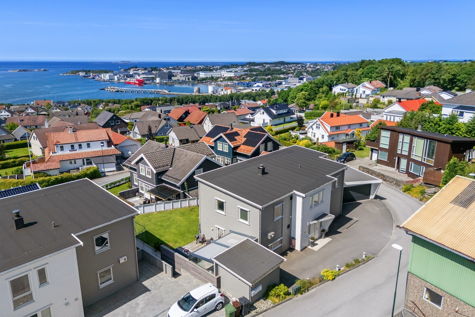 Beliggenheten gir utsikt over Tananger havn og innseilingen. Galleribilde