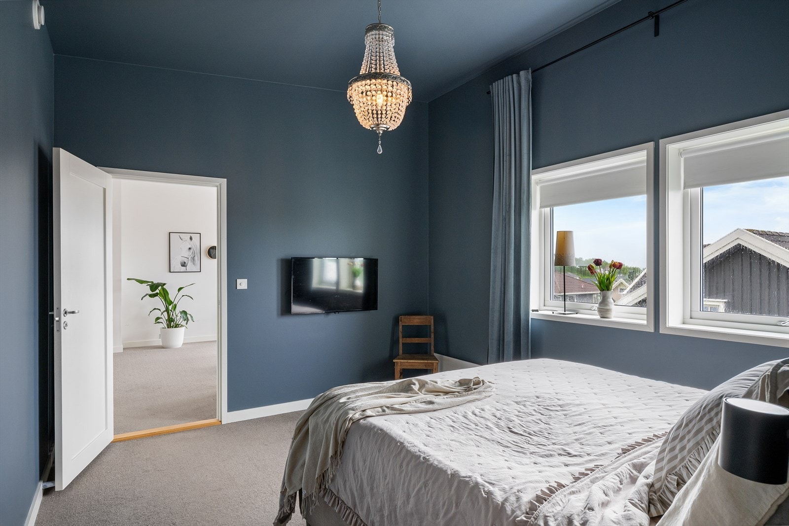 Hovedsoverommet er romslig og har adkomst til et eget omkledningsrom. Galleribilde