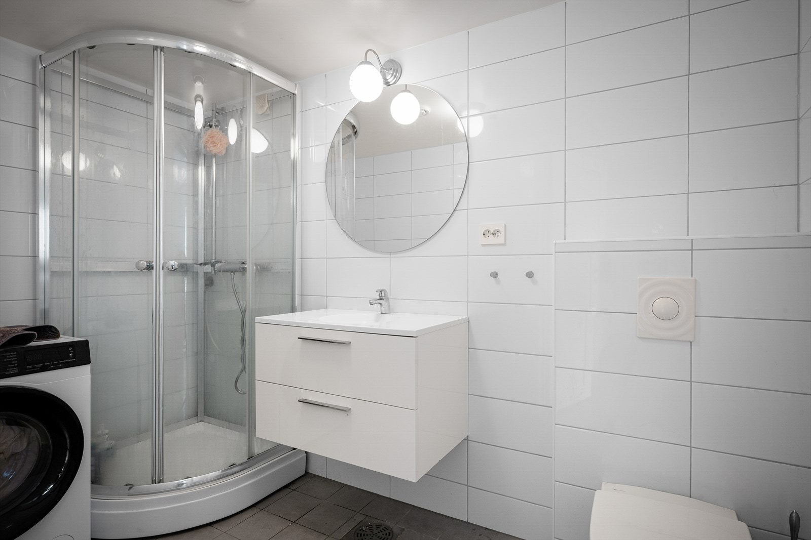 Badet i leiligheten har gulvvarme, dusjkabinett og opplegg for vaskemaskin. Galleribilde