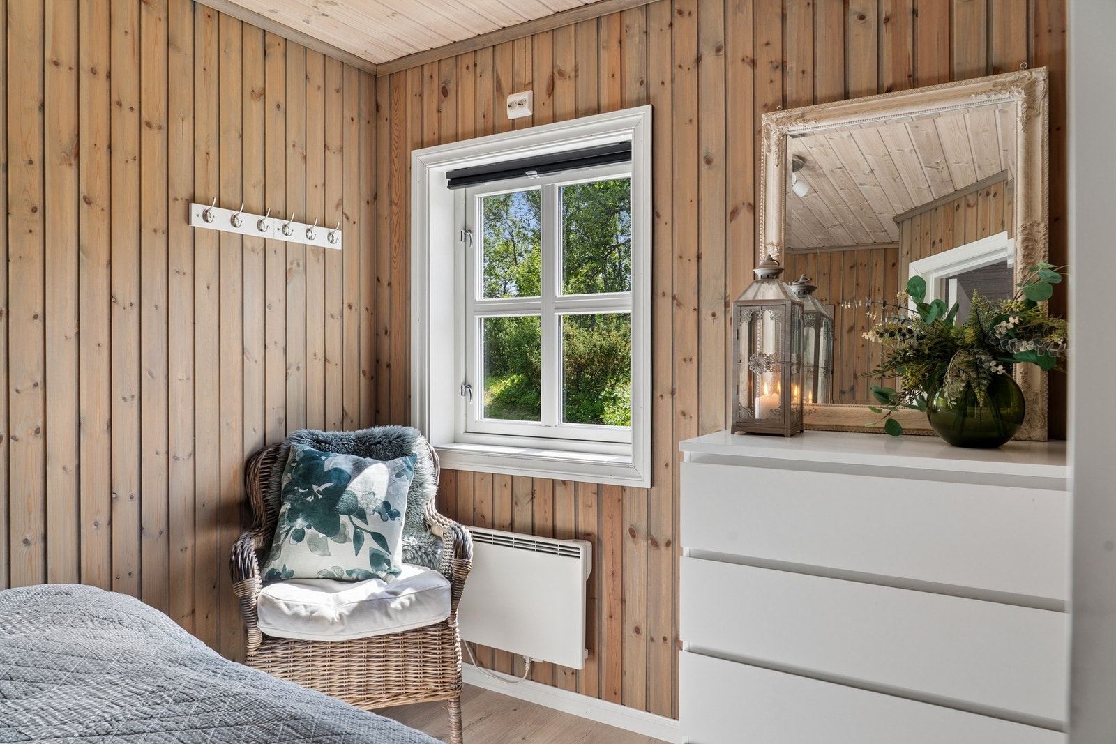 Soverommene i hytta består av heltre gulv av furu og vegger og himling av trepanel. Galleribilde