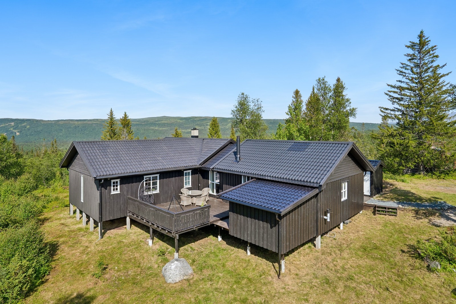 Flott hytte med skjermet beliggenhet i rolige omgivelser og en solrik tomt med gode solforhold. Galleribilde