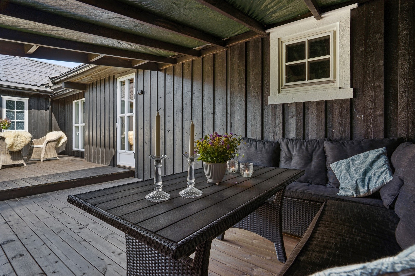 Terrasse med takoverbygg. Galleribilde