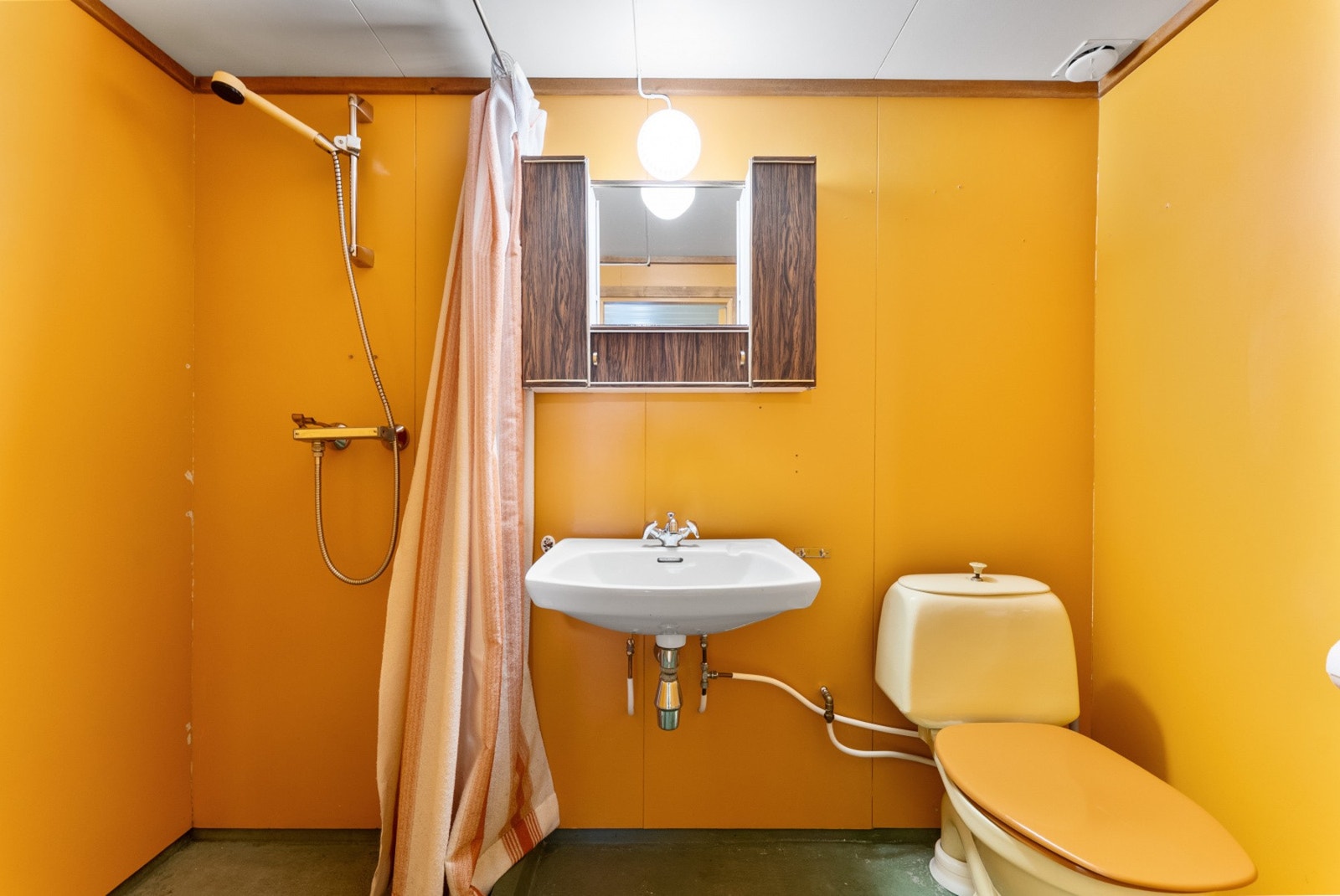 Toalettrom i kjeller med servant og dusj. Galleribilde