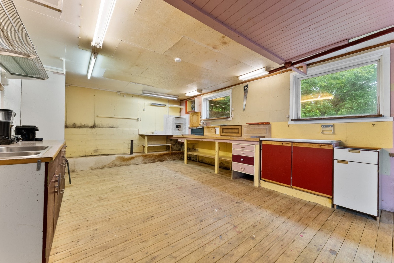 Stort verksted/hobbyrom i tilknytning til garasjen. Galleribilde