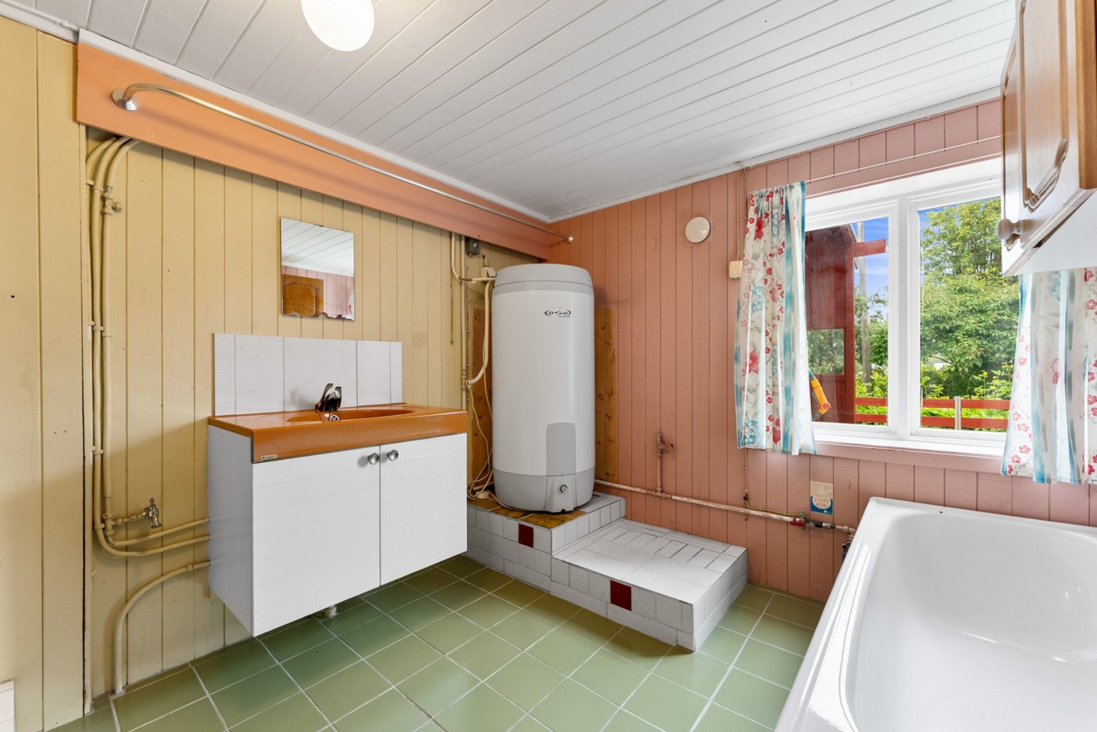 Rommet har belegg på gulv og panel på veggene. Galleribilde