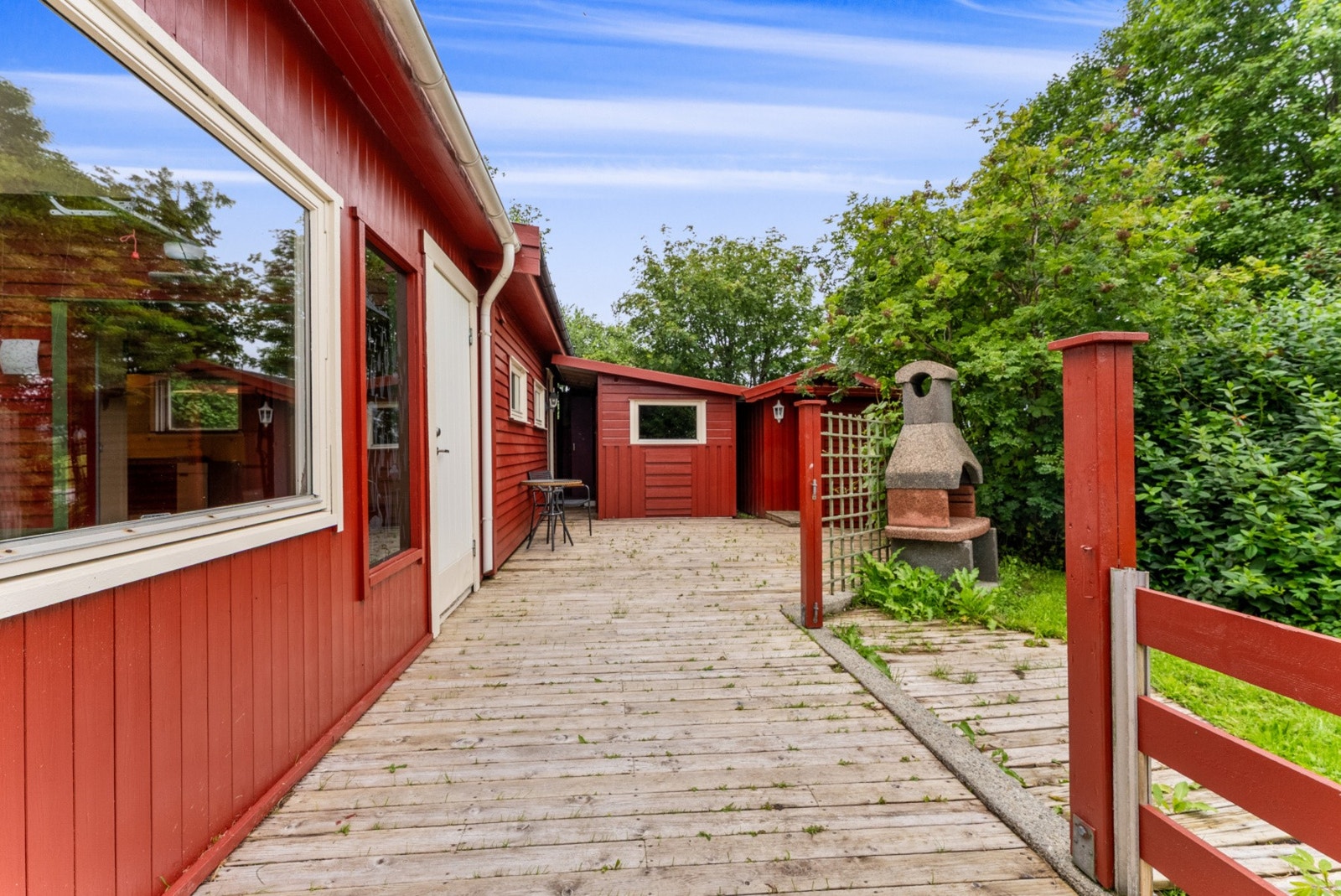 Uteplassen strekker seg langs deler av huset. Galleribilde