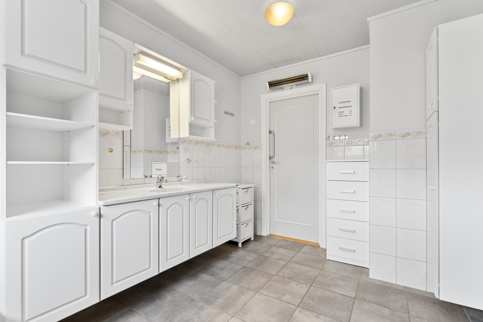 Badet har godt med oppbevaringsplass i skap og hyller. Galleribilde