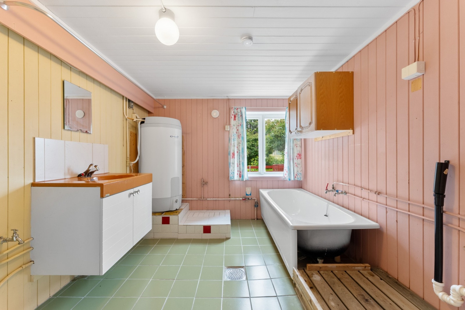 Bad/vaskerom i kjeller med badekar og servant. Galleribilde